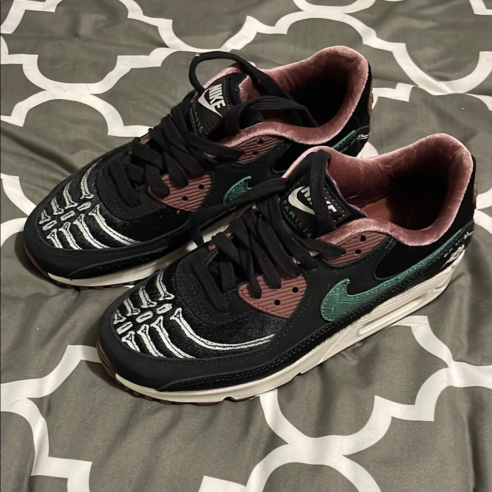New Nike Siempre Familia Air Max 90 - Women’s 8